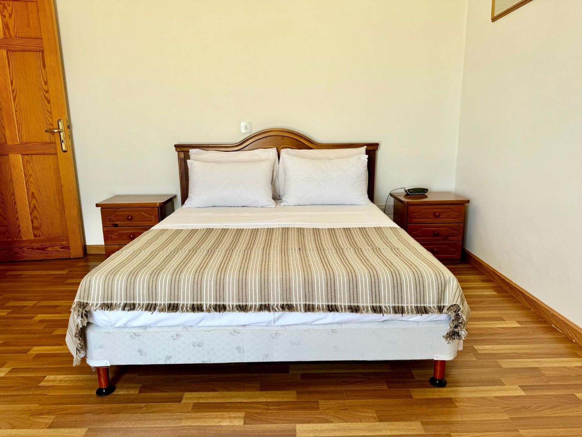 Mountain View 6 Bed Mansion With Private Padel Court, Pool & Gym